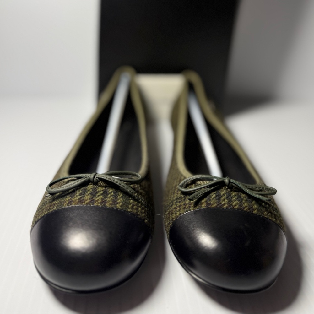 CHANEL Tweed Lambskin Cap Toe Ballerina Olive and Black Tweed Ballet Flats NWT - Picture 2 of 13